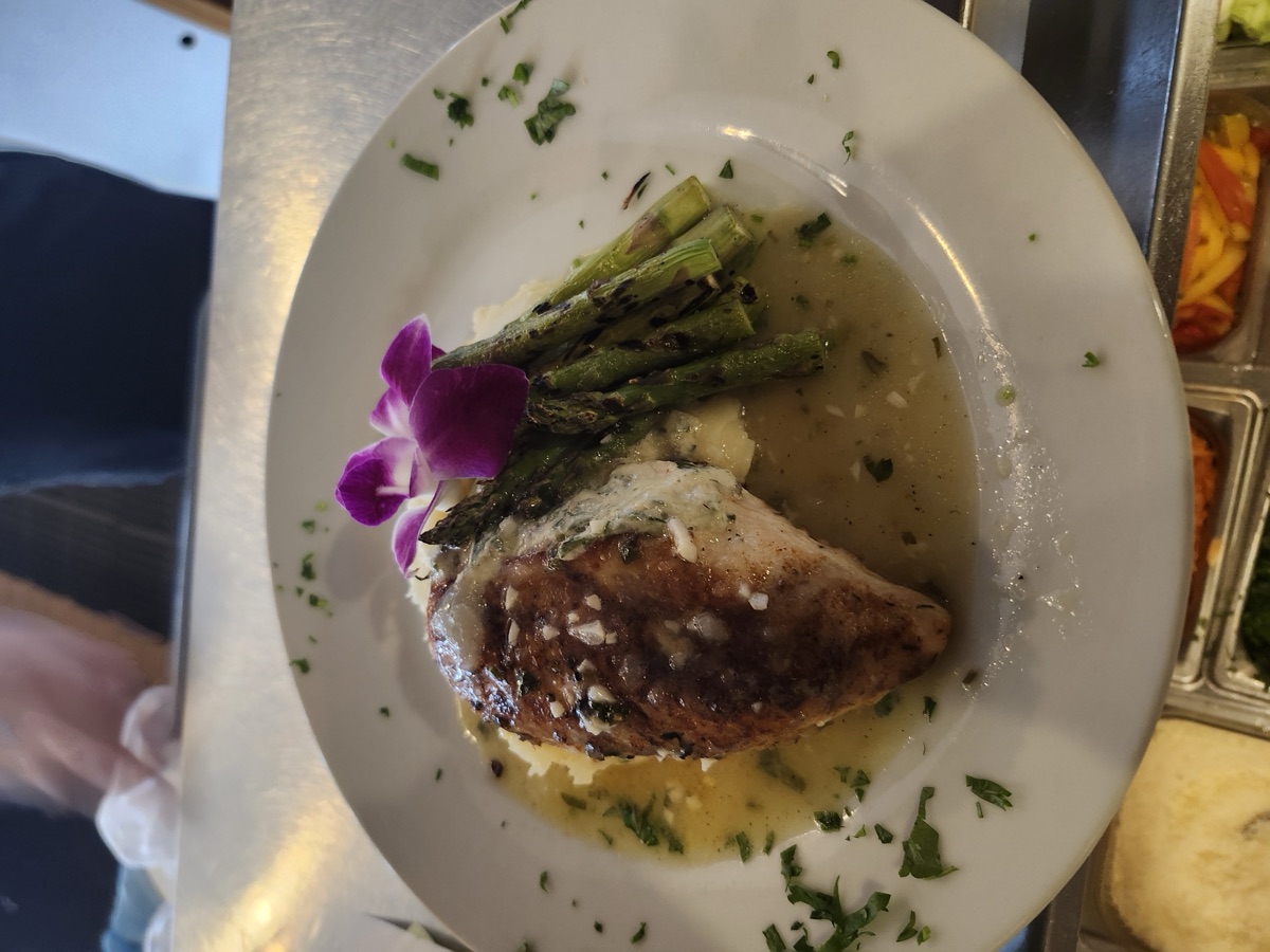 Grilled chicken with asparagus and mashed potato