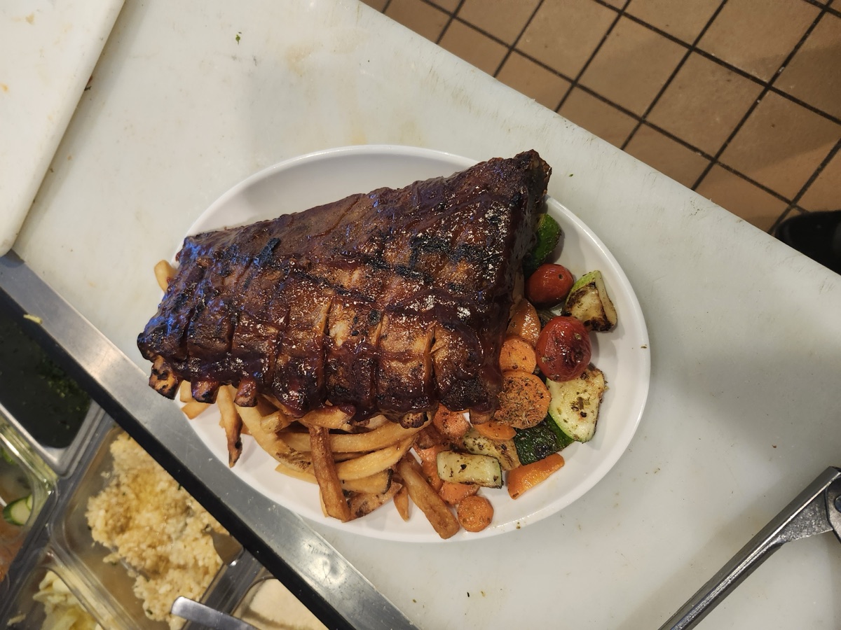 BBQ ribs with fries and grilled vegetables